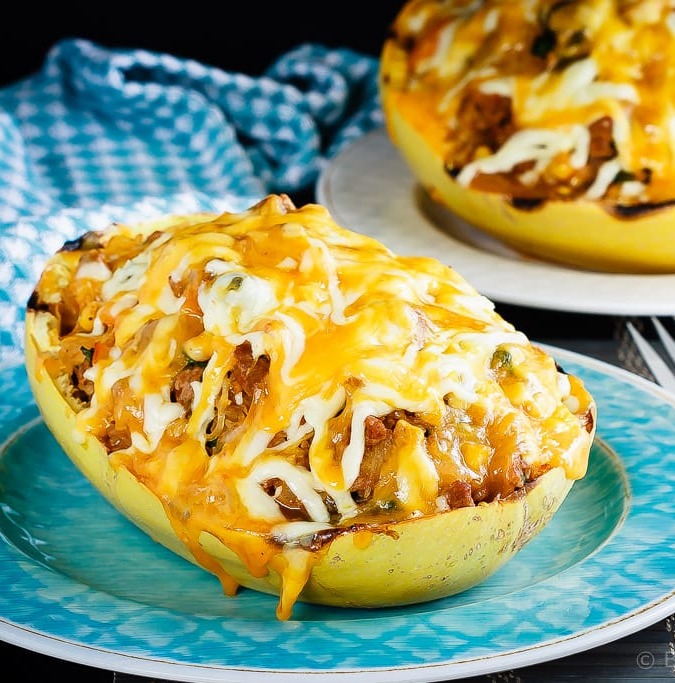 Southwest Stuffed Spaghetti Squash - This southwest stuffed spaghetti squash is absolutely fantastic. Filled with southwest flavours and so quick and easy to make!