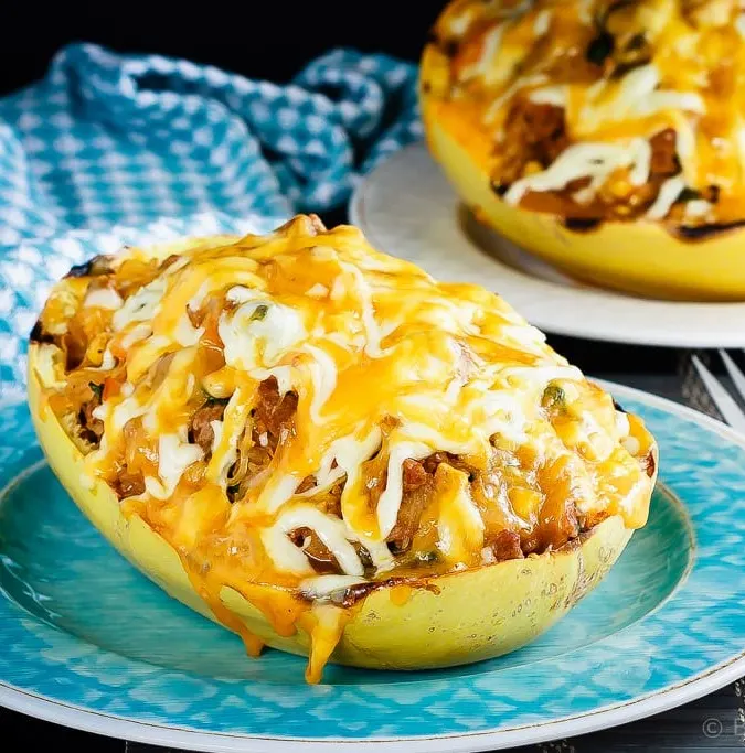 Southwest Stuffed Spaghetti Squash - This southwest stuffed spaghetti squash is absolutely fantastic. Filled with southwest flavours and so quick and easy to make!