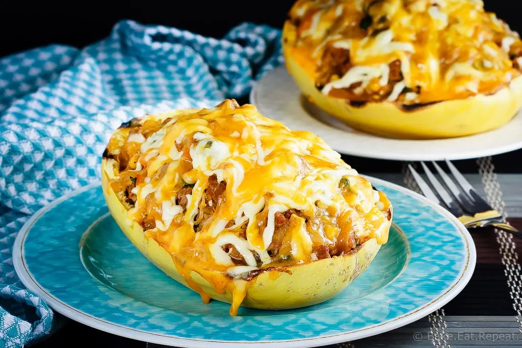 Southwest Stuffed Spaghetti Squash - This southwest stuffed spaghetti squash is absolutely fantastic. Filled with southwest flavours and so quick and easy to make!