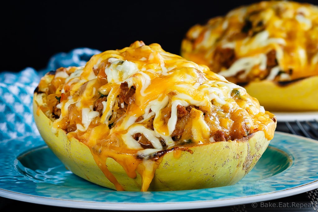 Southwest Stuffed Spaghetti Squash - This southwest stuffed spaghetti squash is absolutely fantastic. Filled with southwest flavours and so quick and easy to make!