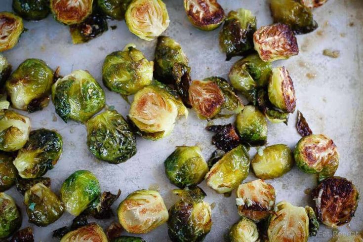 Honey Garlic Roasted Brussels Sprouts - tender on the inside, crispy edges and honey garlic flavour - a great way to change up the usual side dish!