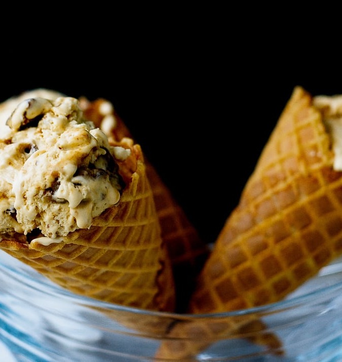 Molasses Pecan Praline Ice Cream - No churn molasses pecan praline ice cream that is super easy to make, and such a rich and creamy treat for a hot summer day!