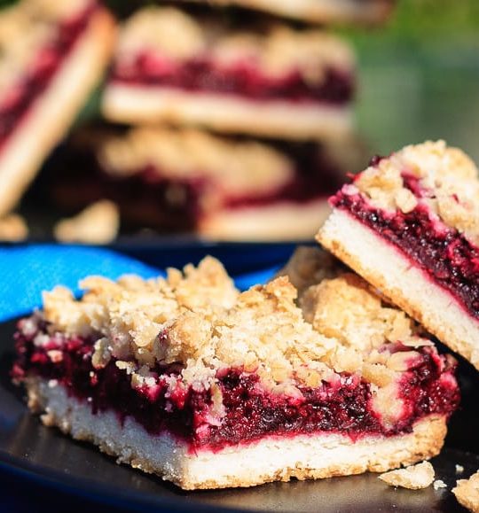 Blackberry Crumble Bars - Easy blackberry crumble bars are perfect for dessert or a special treat to tuck into a lunchbox. A shortbread crust and sweet oatmeal crumble topping with an amazing blackberry filling.