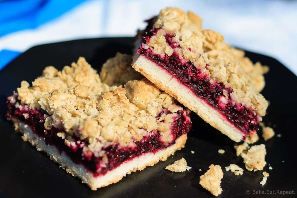 Blackberry Crumble Bars - Easy blackberry crumble bars are perfect for dessert or a special treat to tuck into a lunchbox. A shortbread crust and sweet oatmeal crumble topping with an amazing blackberry filling.