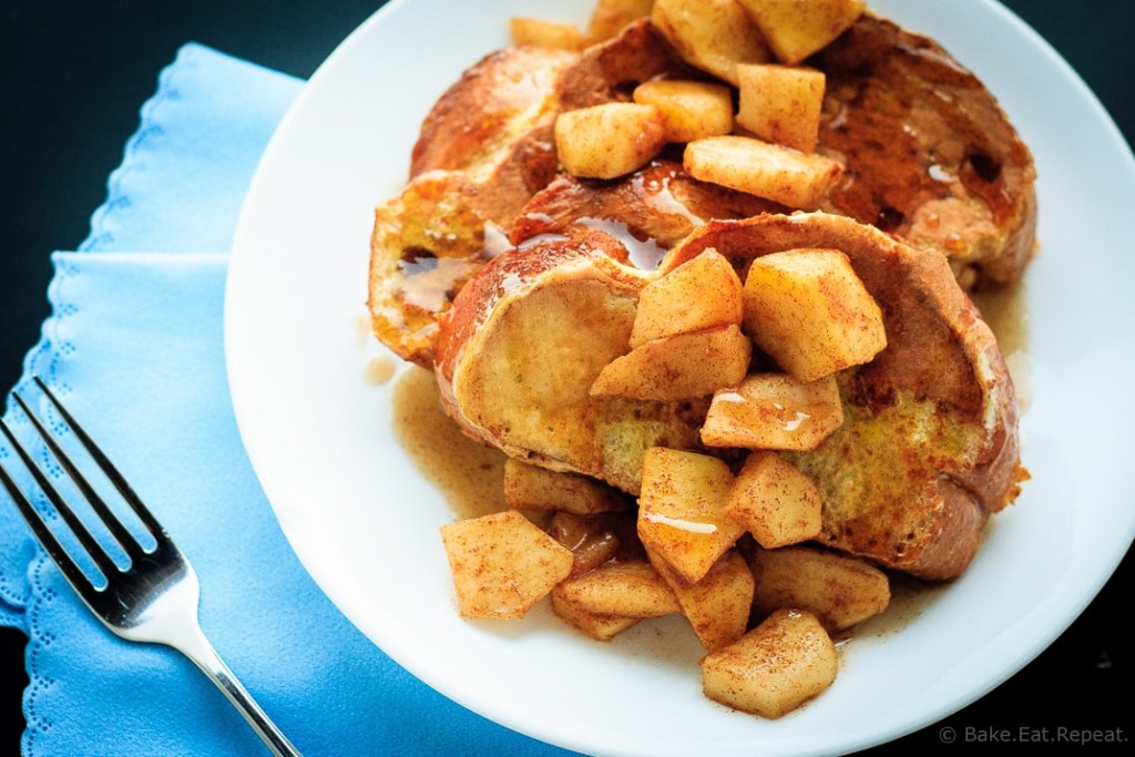 French Toast with Cinnamon Apples and Cinnamon Syrup - A great brunch recipe, this easy French toast with cinnamon apples and cinnamon syrup is fantastic! A perfect weekend meal!