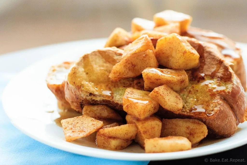 French Toast with Cinnamon Apples and Cinnamon Syrup - A great brunch recipe, this easy French toast with cinnamon apples and cinnamon syrup is fantastic! A perfect weekend meal!