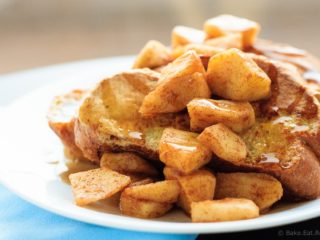 French Toast with Cinnamon Apples and Cinnamon Syrup - A great brunch recipe, this easy French toast with cinnamon apples and cinnamon syrup is fantastic! A perfect weekend meal!