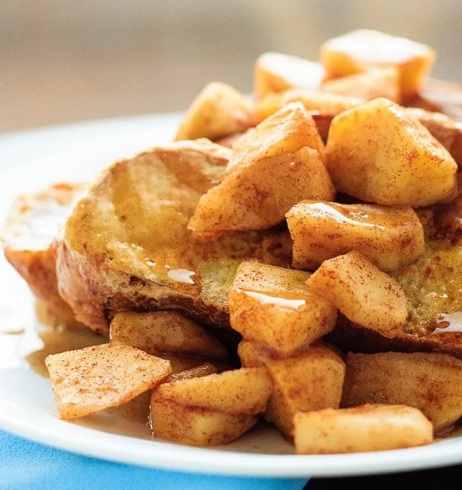 French Toast with Cinnamon Apples and Cinnamon Syrup - A great brunch recipe, this easy French toast with cinnamon apples and cinnamon syrup is fantastic! A perfect weekend meal!