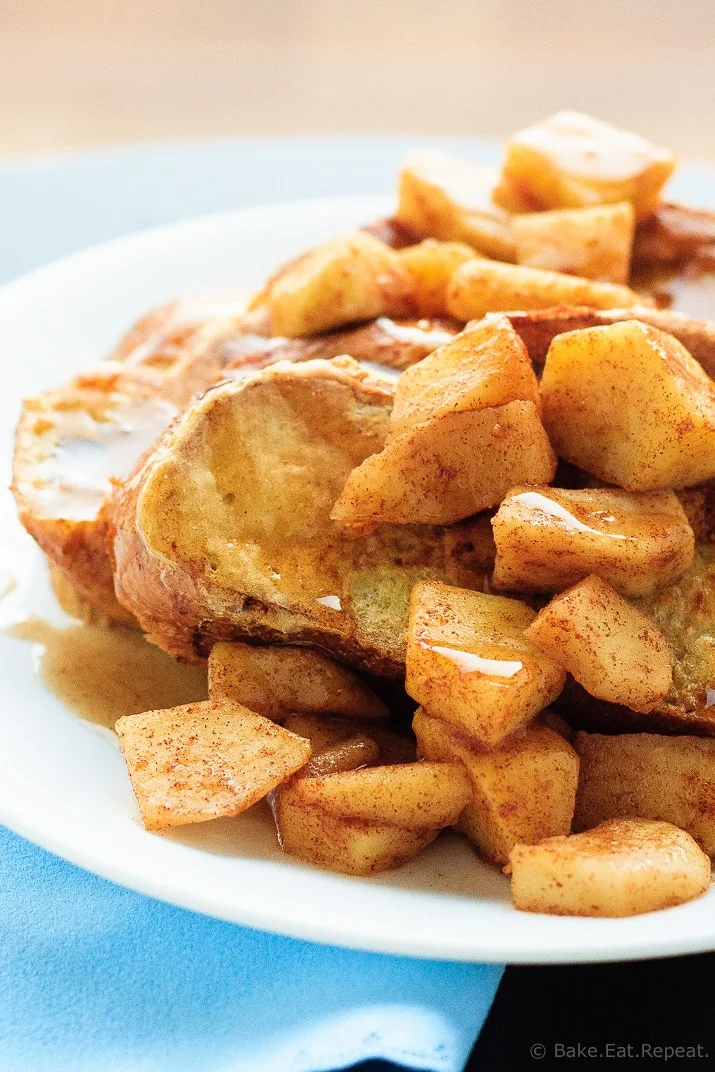 French Toast with Cinnamon Apples and Cinnamon Syrup - A great brunch recipe, this easy French toast with cinnamon apples and cinnamon syrup is fantastic! A perfect weekend meal!