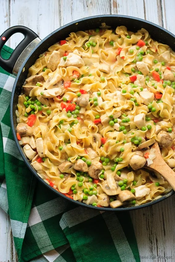 Hazelnut Chicken One Pot Pasta - Hazelnut chicken one pot pasta recipe - an easy meal that is very adaptable and comes together in 30 minutes! Perfect for those busy nights! #30minutethursday