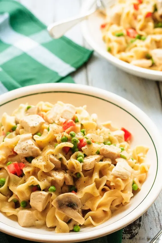 Hazelnut Chicken One Pot Pasta - Hazelnut chicken one pot pasta recipe - an easy meal that is very adaptable and comes together in 30 minutes! Perfect for those busy nights! #30minutethursday