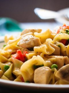 Hazelnut Chicken One Pot Pasta - Hazelnut chicken one pot pasta recipe - an easy meal that is very adaptable and comes together in 30 minutes! Perfect for those busy nights! #30minutethursday