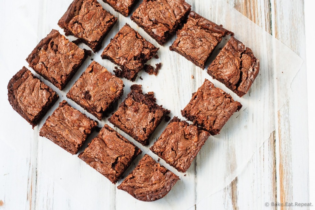 Peanut Butter and Salted Caramel Brownies - Fudgy, chewy, chocolatey peanut butter and salted caramel brownies with Reese’s Chocolate Peanut Butter Spread and salted caramel sauce. These brownies are an amazing, decadent treat! #DoYouSpoon