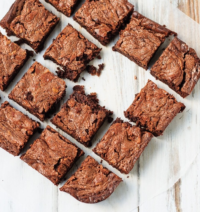 Peanut Butter and Salted Caramel Brownies - Fudgy, chewy, chocolatey peanut butter and salted caramel brownies with Reese’s Chocolate Peanut Butter Spread and salted caramel sauce. These brownies are an amazing, decadent treat! #DoYouSpoon