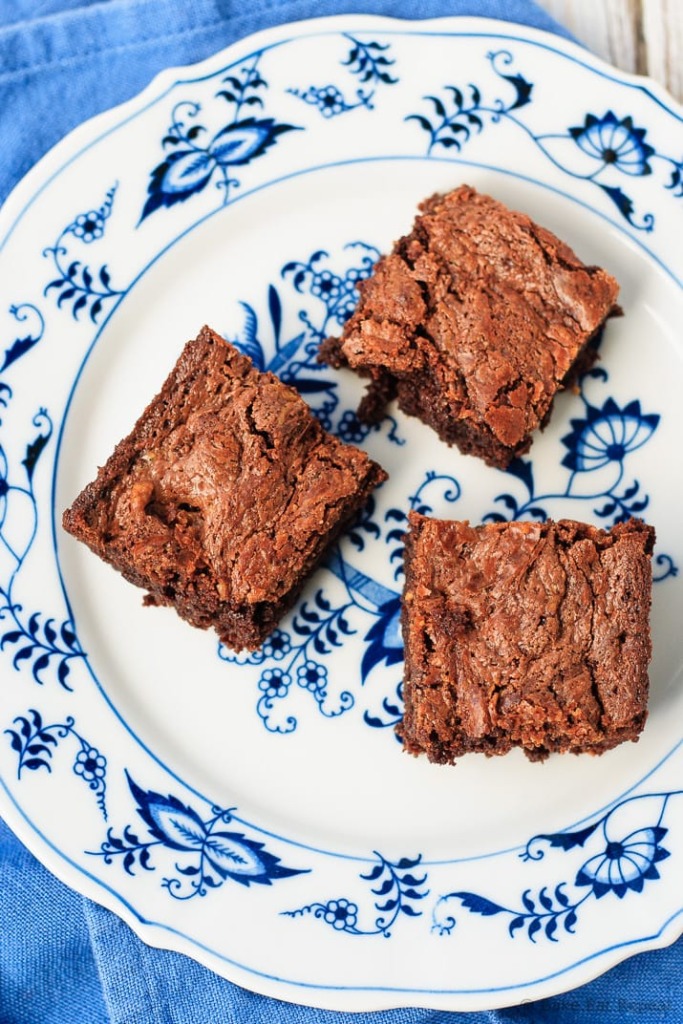 Peanut Butter and Salted Caramel Brownies - Fudgy, chewy, chocolatey peanut butter and salted caramel brownies with Reese’s Chocolate Peanut Butter Spread and salted caramel sauce. These brownies are an amazing, decadent treat! #DoYouSpoon