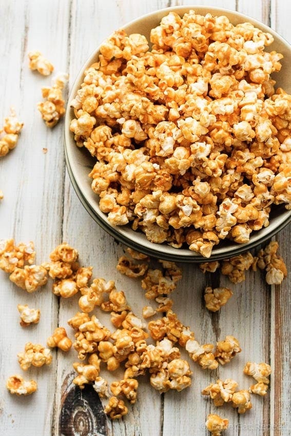 Easy Caramel Corn - Caramel corn that's easy to make and tastes fantastic. The perfect snack or gift for the holidays!