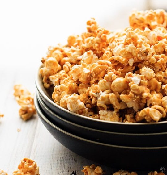 Easy Caramel Corn - Caramel corn that's easy to make and tastes fantastic. The perfect snack or gift for the holidays!