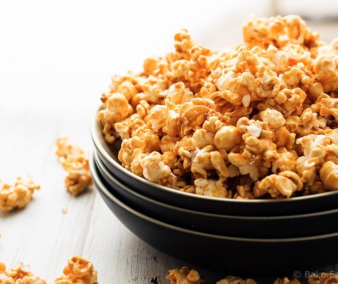 Easy Caramel Corn - Caramel corn that's easy to make and tastes fantastic. The perfect snack or gift for the holidays!