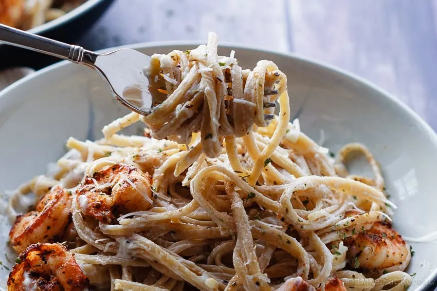 Skinny Cajun Shrimp Alfredo Pasta - Skinny cajun shrimp alfredo pasta for #30MinuteThursday can be on the table in 20 minutes and everyone will love it! Alfredo pasta, but healthier!