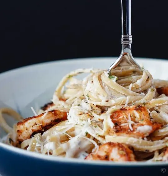 Skinny Cajun Shrimp Alfredo Pasta - Skinny cajun shrimp alfredo pasta for #30MinuteThursday can be on the table in 20 minutes and everyone will love it! Alfredo pasta, but healthier!