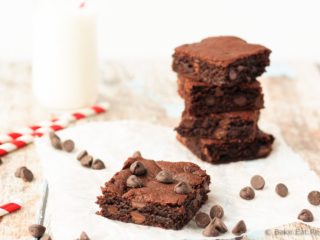 Flourless Peanut Butter Brownies - One bowl flourless peanut butter brownies that are refined sugar free, yet filled with deep dark chocolate and peanut butter flavour!
