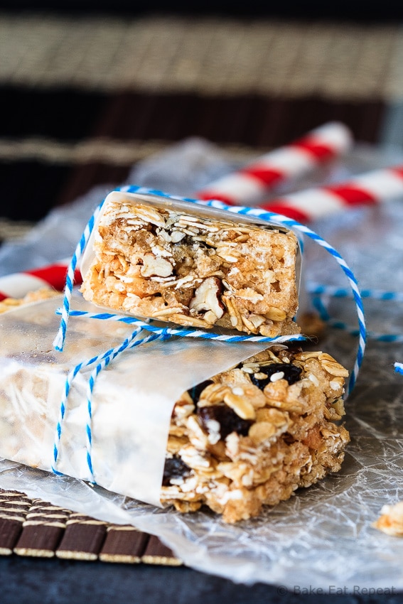 Oatmeal Raisin No Bake Granola Bars - Easy oatmeal raisin no bake granola bars – only 7 ingredients and they can be whipped up in under a half hour. The perfect snack for the kids lunches!