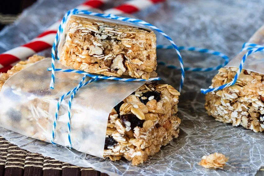 Oatmeal Raisin No Bake Granola Bars - Easy oatmeal raisin no bake granola bars – only 7 ingredients and they can be whipped up in under a half hour. The perfect snack for the kids lunches!