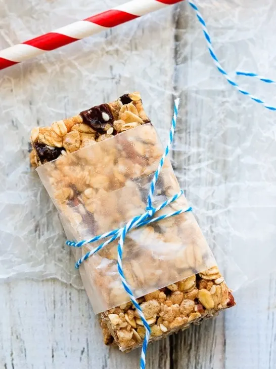 Oatmeal Raisin No Bake Granola Bars - Easy oatmeal raisin no bake granola bars – only 7 ingredients and they can be whipped up in under a half hour. The perfect snack for the kids lunches!