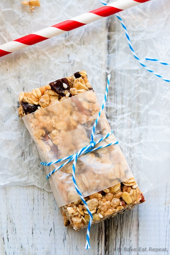 Oatmeal Raisin No Bake Granola Bars - Easy oatmeal raisin no bake granola bars – only 7 ingredients and they can be whipped up in under a half hour. The perfect snack for the kids lunches!