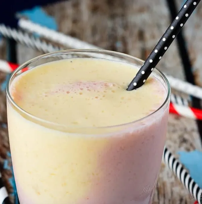 Pineapple Strawberry Smoothie - The perfect quick breakfast or snack, this pineapple strawberry smoothie healthy, tasty and filling - and so pretty with it's swirly layers!