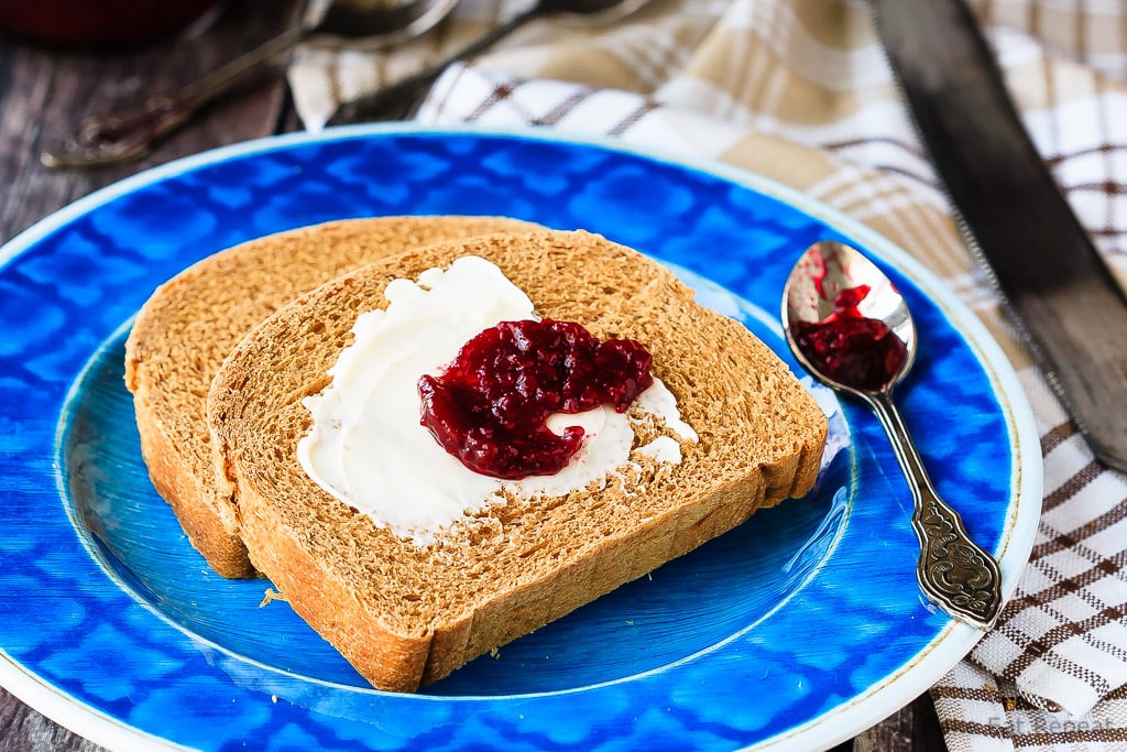 Icelandic Brown Bread - Easy to make, slightly sweet, soft and perfect for your morning toast - this Icelandic brown bread is amazing. So good with jam for breakfast, you need to try it!