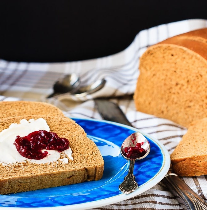 Icelandic Brown Bread - Easy to make, slightly sweet, soft and perfect for your morning toast - this Icelandic brown bread is amazing. So good with jam for breakfast, you need to try it!