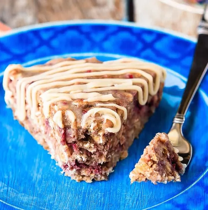 This banana berry oatmeal cake with a vanilla glaze is quick and easy to whip up, and makes a fantastic breakfast or a healthy snack!