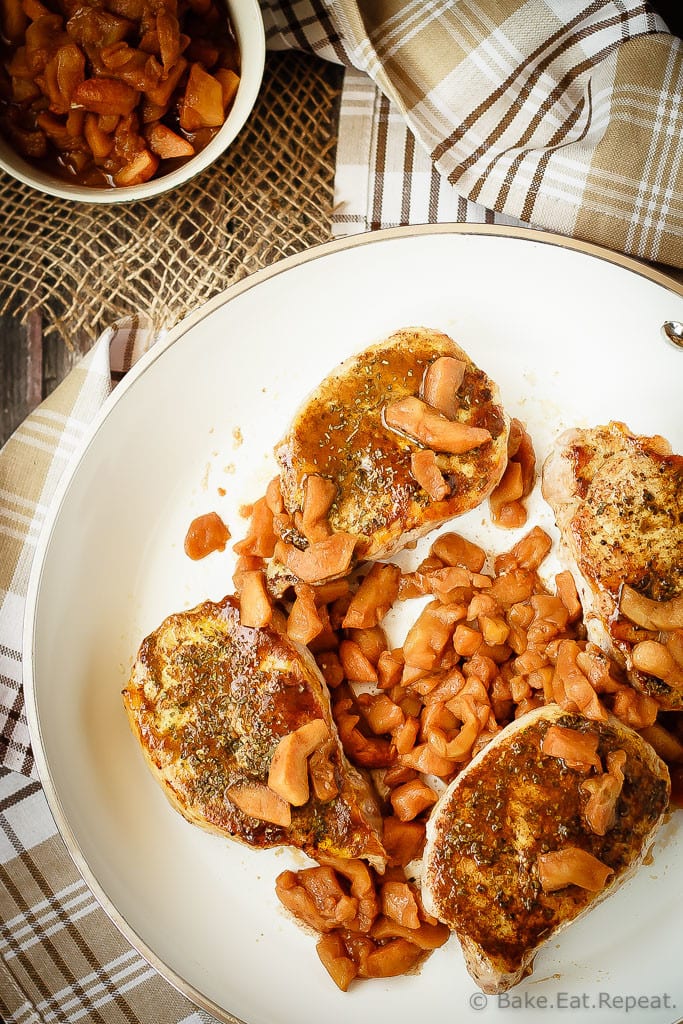  Chuletas de cerdo al horno con glaseado de canela: Estas chuletas de cerdo al horno con glaseado de canela son una comida sencilla de 30 minutos que le encantará a toda su familia. Servido con manzanas de canela al horno y tan sabroso!