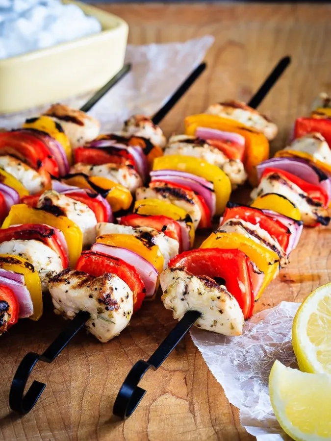 Greek Chicken Kabobs with Tzatziki Sauce - An easy, 30 minute meal for the summer, these grilled Greek chicken kabobs with tzatziki sauce are fantastic. The whole family will love them! #30MinuteThursday