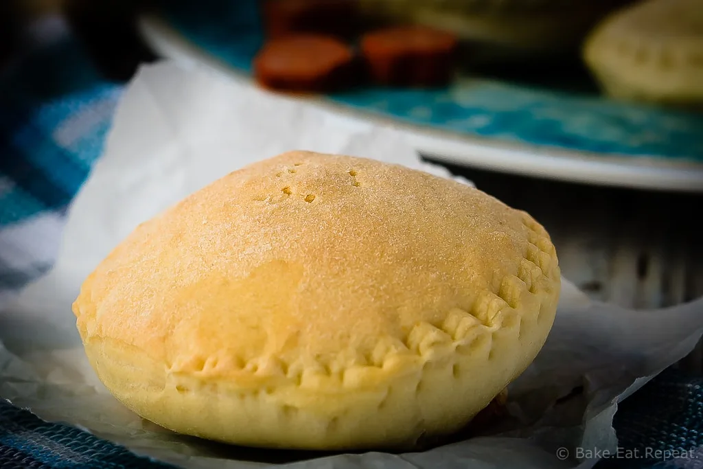 Homemade Pizza Pockets - Homemade pizza pockets that are easy to make and taste great. They're a perfect ready made snack or lunch that you can keep in the freezer!