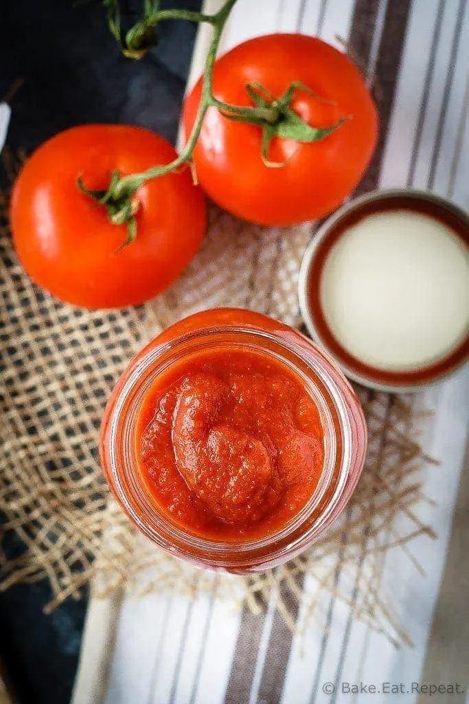 Homemade Pizza Sauce - 8 ingredients, 5 minutes and a blender is all you need to make this easy and amazing homemade pizza sauce! You'll never have to buy it again!