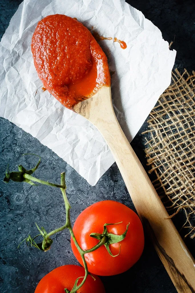 Homemade Pizza Sauce - 8 ingredients, 5 minutes and a blender is all you need to make this easy and amazing homemade pizza sauce! You'll never have to buy it again!