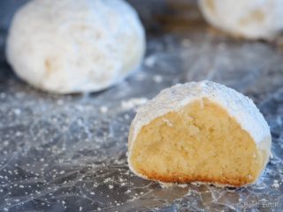 Almond Snowball Cookies - Easy to make, melt in your mouth, almond flavoured snowball cookies. Perfect for Christmas!