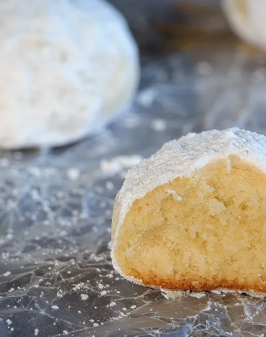 Almond Snowball Cookies - Easy to make, melt in your mouth, almond flavoured snowball cookies. Perfect for Christmas!