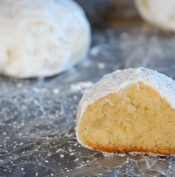 Almond Snowball Cookies - Easy to make, melt in your mouth, almond flavoured snowball cookies. Perfect for Christmas!