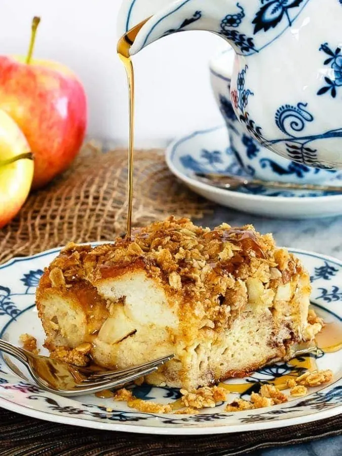 Apple Crisp French Toast Casserole - This apple crisp French toast casserole can be made ahead of time to make breakfast a super simple affair! Simplify your holidays with this tasty casserole!