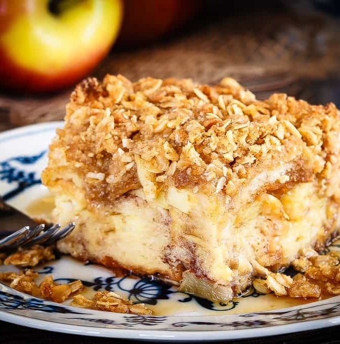 Apple Crisp French Toast Casserole - This apple crisp French toast casserole can be made ahead of time to make breakfast a super simple affair! Simplify your holidays with this tasty casserole!