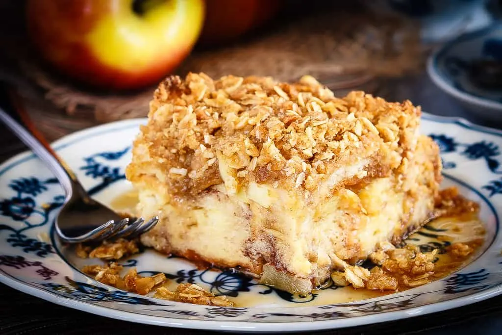 Apple Crisp French Toast Casserole - This apple crisp French toast casserole can be made ahead of time to make breakfast a super simple affair! Simplify your holidays with this tasty casserole!