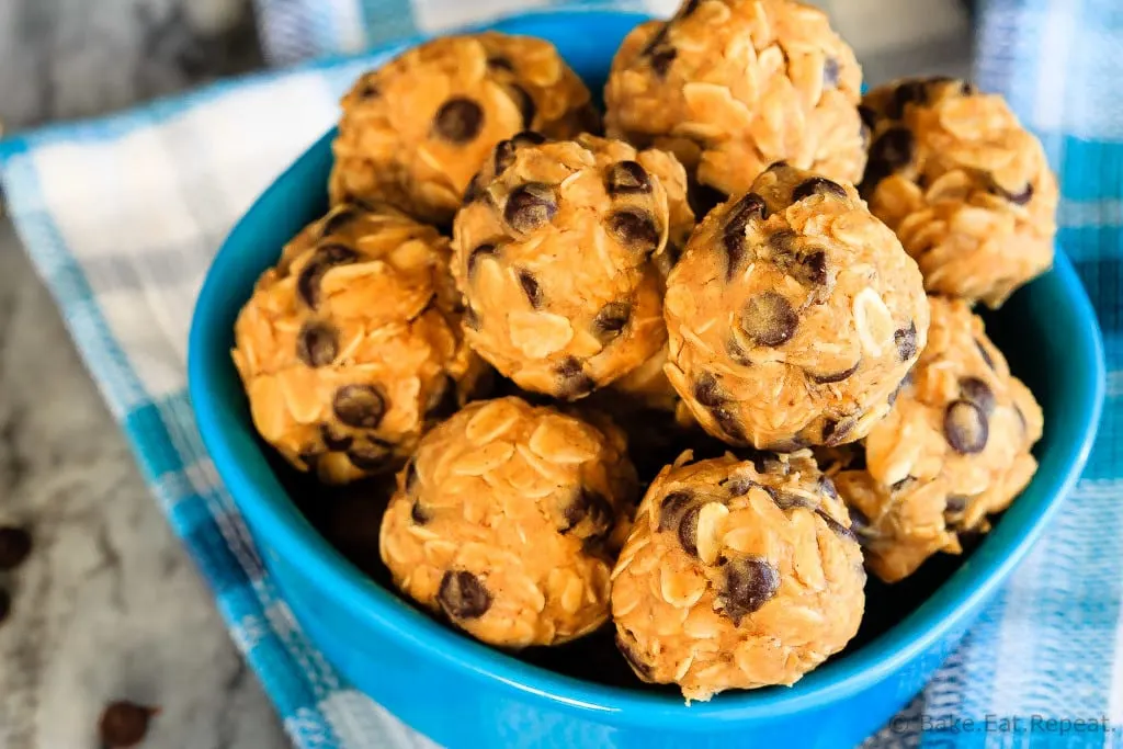 Peanut Butter Energy Balls - These 4 ingredient peanut butter energy balls are super quick and easy to make, and are a perfect snack or addition to the lunchbox!