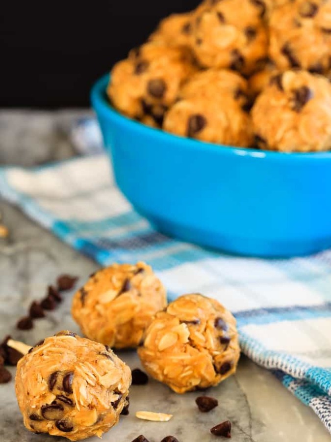 Peanut Butter Energy Balls - These 4 ingredient peanut butter energy balls are super quick and easy to make, and are a perfect snack or addition to the lunchbox!