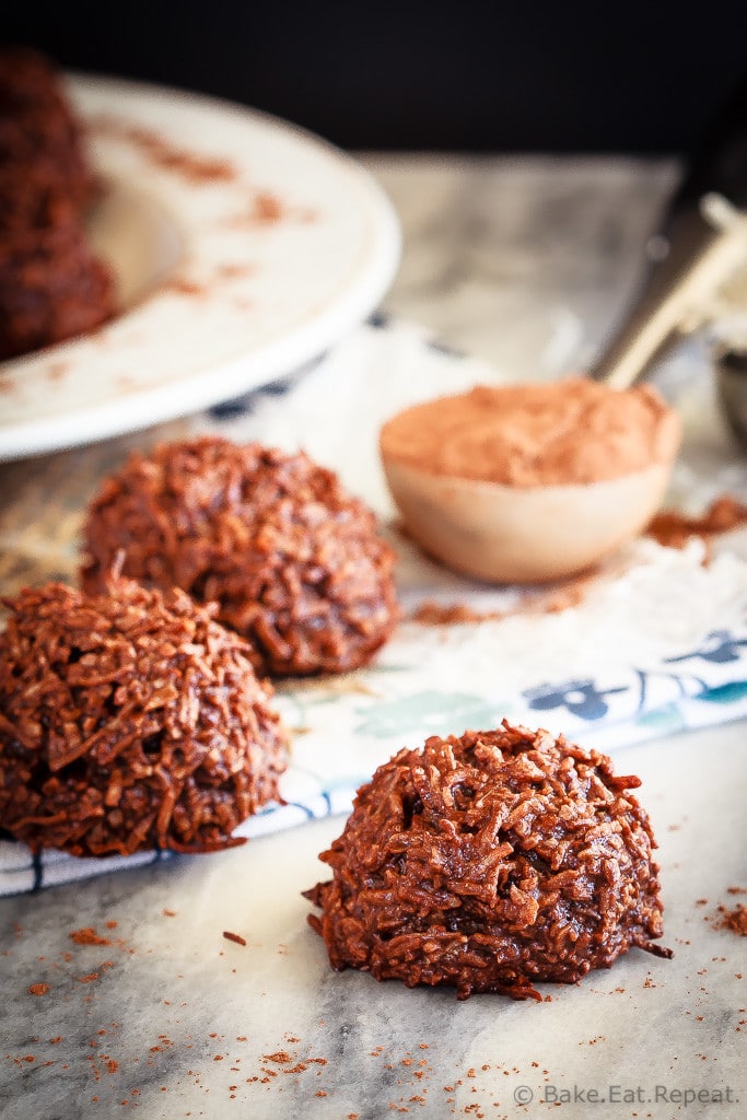 Chocolate Coconut Macaroons - These chocolate coconut macaroons are super fast to make, only have 5 ingredients, and mix up in minutes. Plus, they taste fantastic!