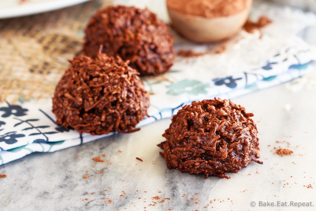 Chocolate Coconut Macaroons - These chocolate coconut macaroons are super fast to make, only have 5 ingredients, and mix up in minutes. Plus, they taste fantastic! 
