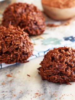 Chocolate Coconut Macaroons - These chocolate coconut macaroons are super fast to make, only have 5 ingredients, and mix up in minutes. Plus, they taste fantastic!