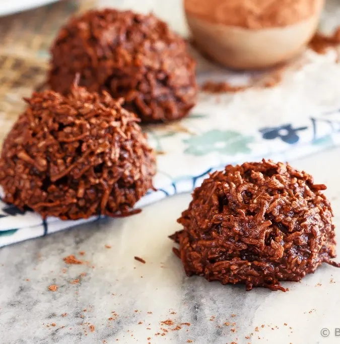 Chocolate Coconut Macaroons - These chocolate coconut macaroons are super fast to make, only have 5 ingredients, and mix up in minutes. Plus, they taste fantastic!